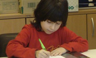 Kind beim Schreiben